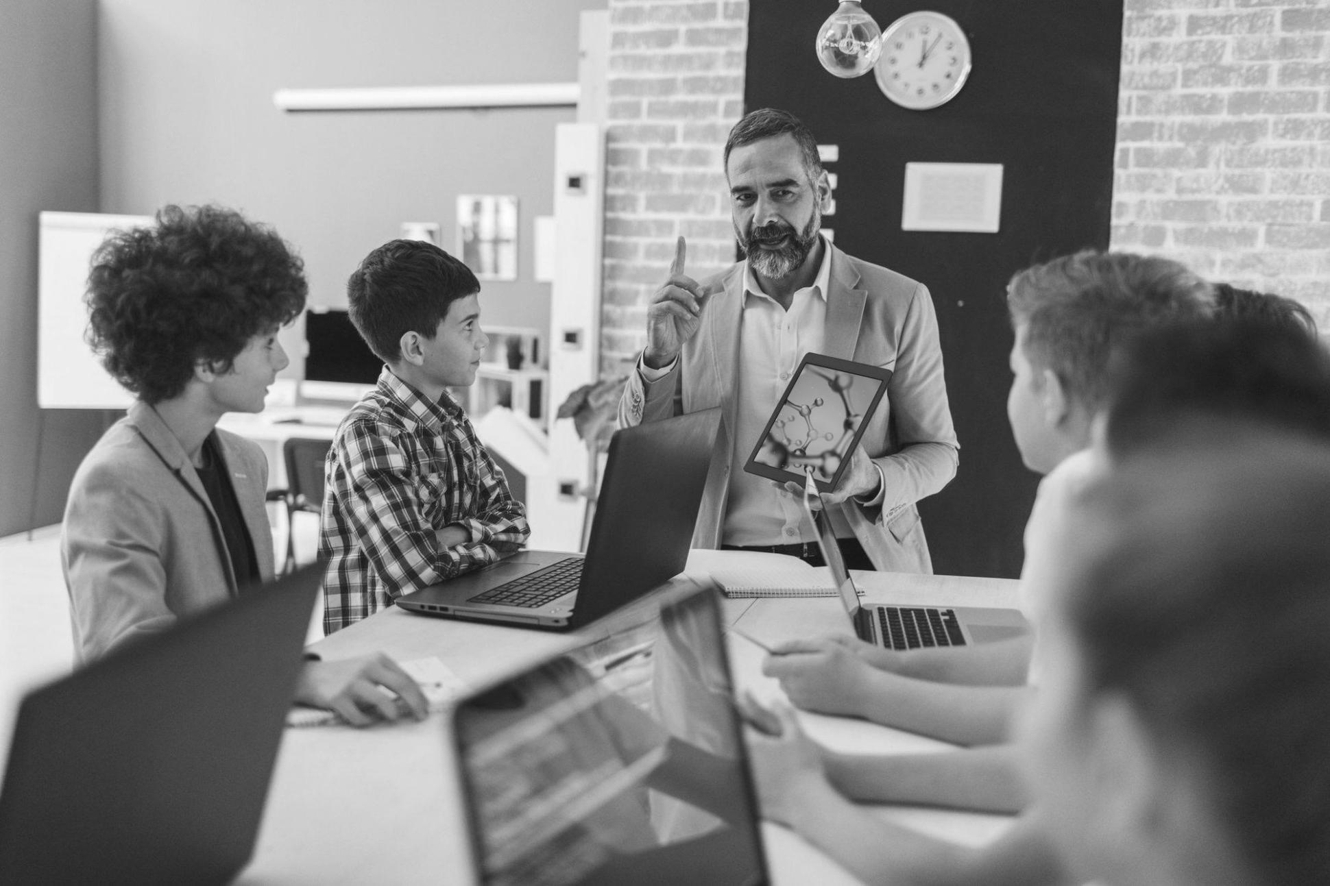 Mentor reviewing AI-generated financial plan with a client